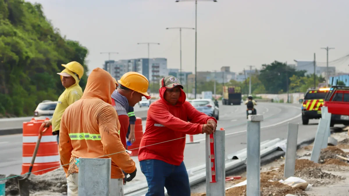 ATM instala nuevos guardavías en 12 puntos críticos de Guayaquil para reducir accidentes.