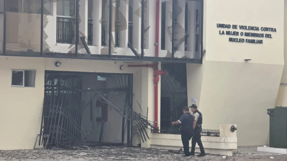 La Policía inspeccionó la unidad judicial de Machala tras la explosión que causó daños materiales en el edificio.