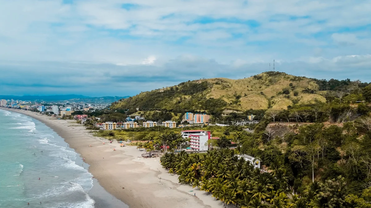 Los feriados nacionales impulsan el turismo interno y la actividad comercial en distintos destinos del país. Las playas de Santa Elena son uno de los destinos más visitados.