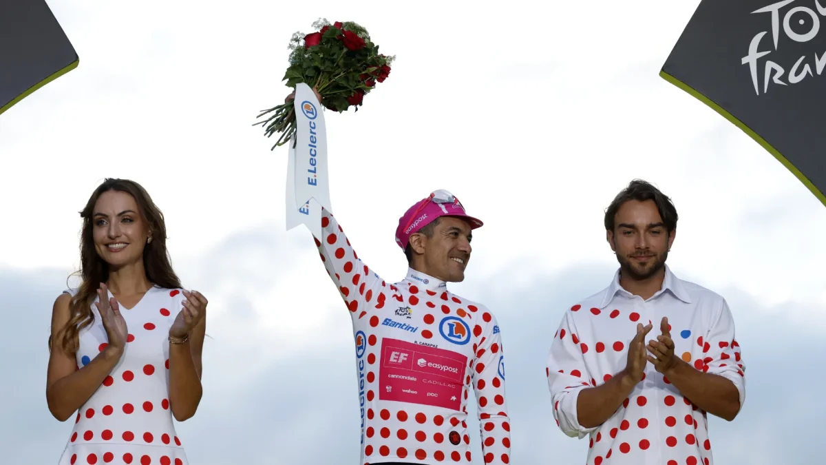 Richard Carapaz, del EF Education-EasyPost, celebra en el podio como el ciclista más combativo del Tour de Francia 2026 con el maillot de la montaña.