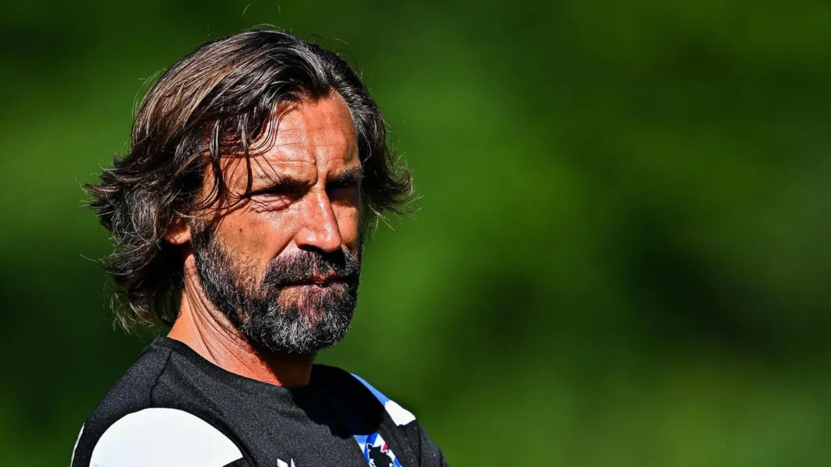 Andrea Pirlo dirige una sesión de entrenamiento del United FC durante una práctica del primer equipo.