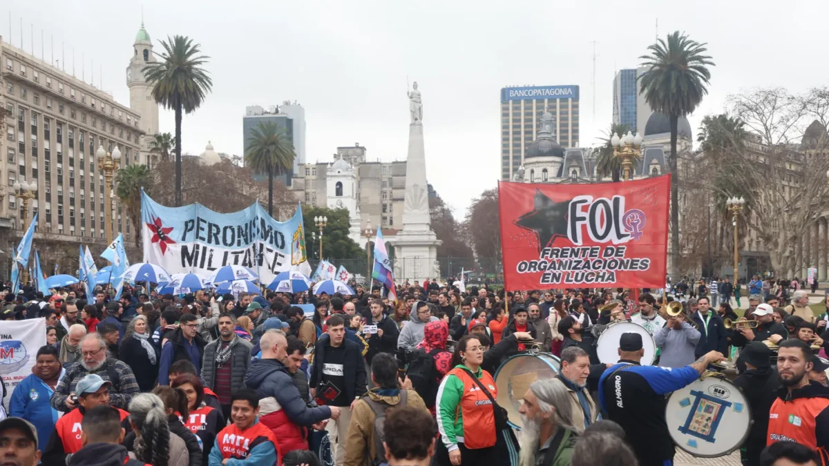 Integrantes de movimientos de izquierda, este 27 de julio de 2026, en la Plaza de Mayo, en Buenos Aires (Argentina).