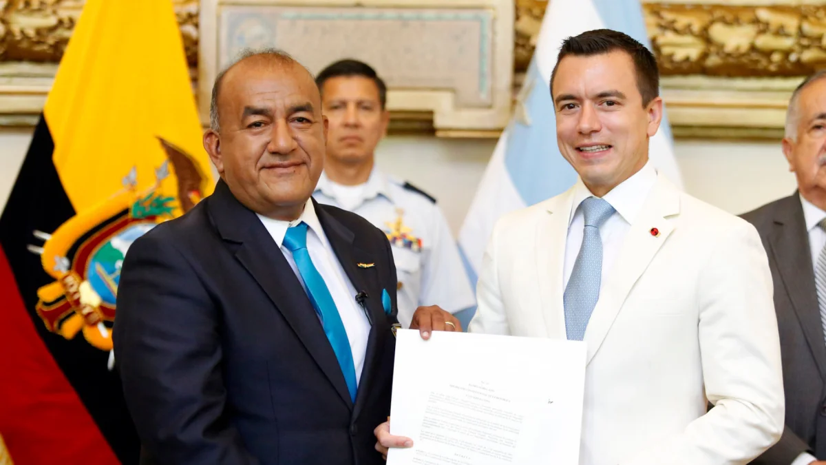 El reconocido periodista, José Delgado, recibió la condecoración de la Orden Nacional “Al Mérito” en el Grado de Caballero por parte del presidente de la República, Daniel Noboa Azin en 2024.