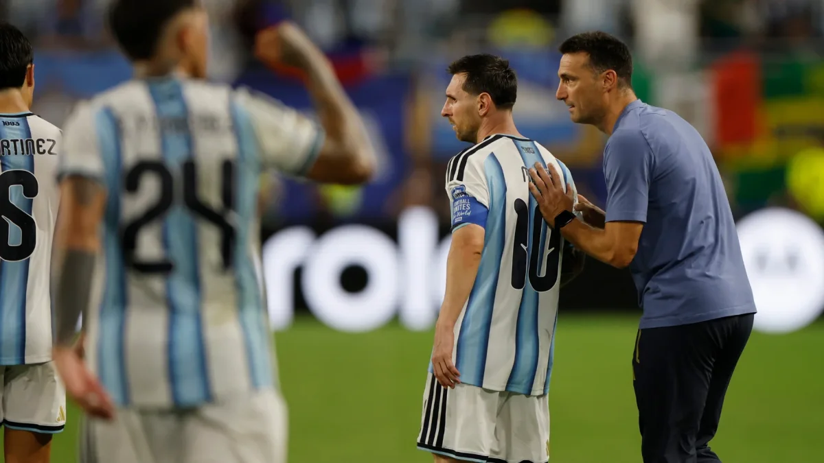 El entrenador de Argentina Lionel Scaloni (d) con Lionel Messi (2d), durante un partido del Mundial de Estados Unidos, México y Canadá.