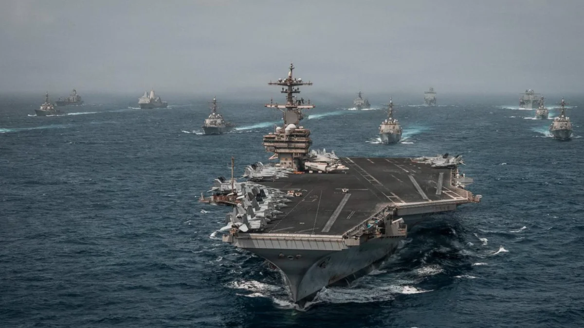 Buques de guerra de la Armada estadounidense desplegados en Medio Oriente, en fotografía difundida por el Comando Central