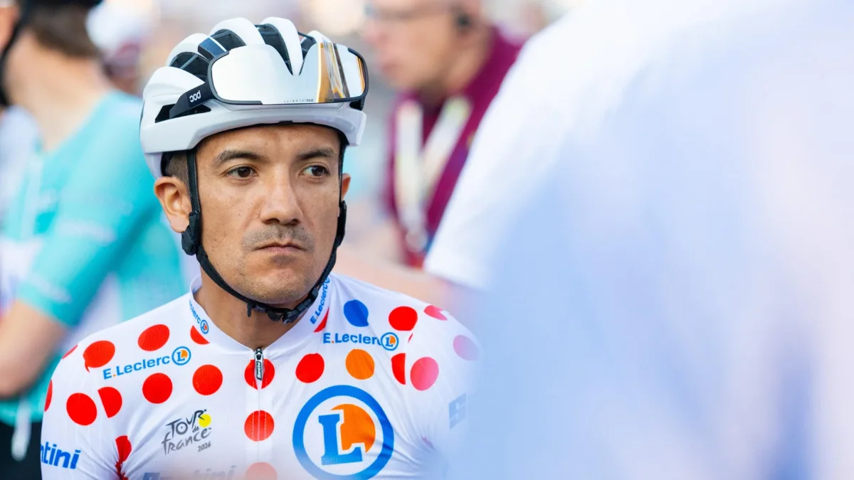 Richard Carapaz (EF Education-EasyPost) participa en el critérium de Boxmeer con el maillot de la montaña del Tour de Francia.