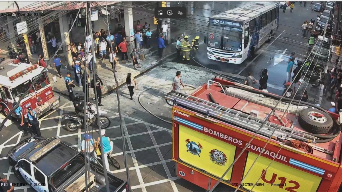 La unidad de transporte público se incendió en una zona del sureste de Guayaquil.