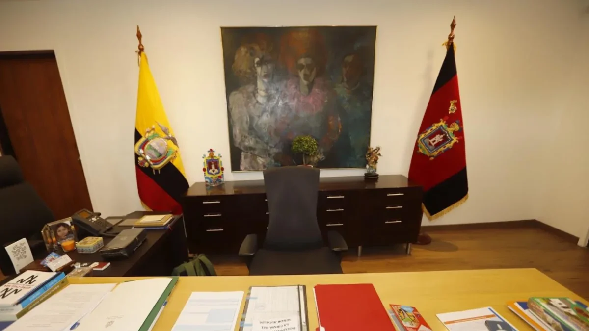 En el despacho del alcalde Pabel Muñoz, que busca la reelección, aunque su organización, la RC5, requiere un vehículo electoral.