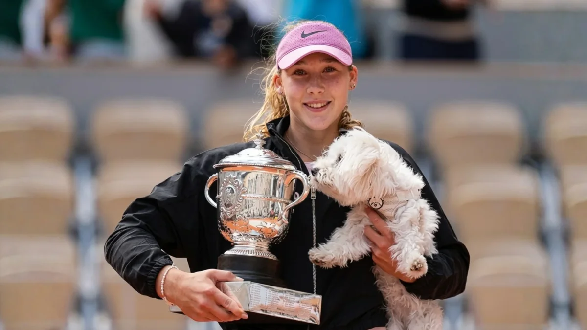 Mirra Andreeva levantó el trofeo de Roland Garros 2026 tras una destacada actuación que la consolida entre las principales figuras del tenis femenino.