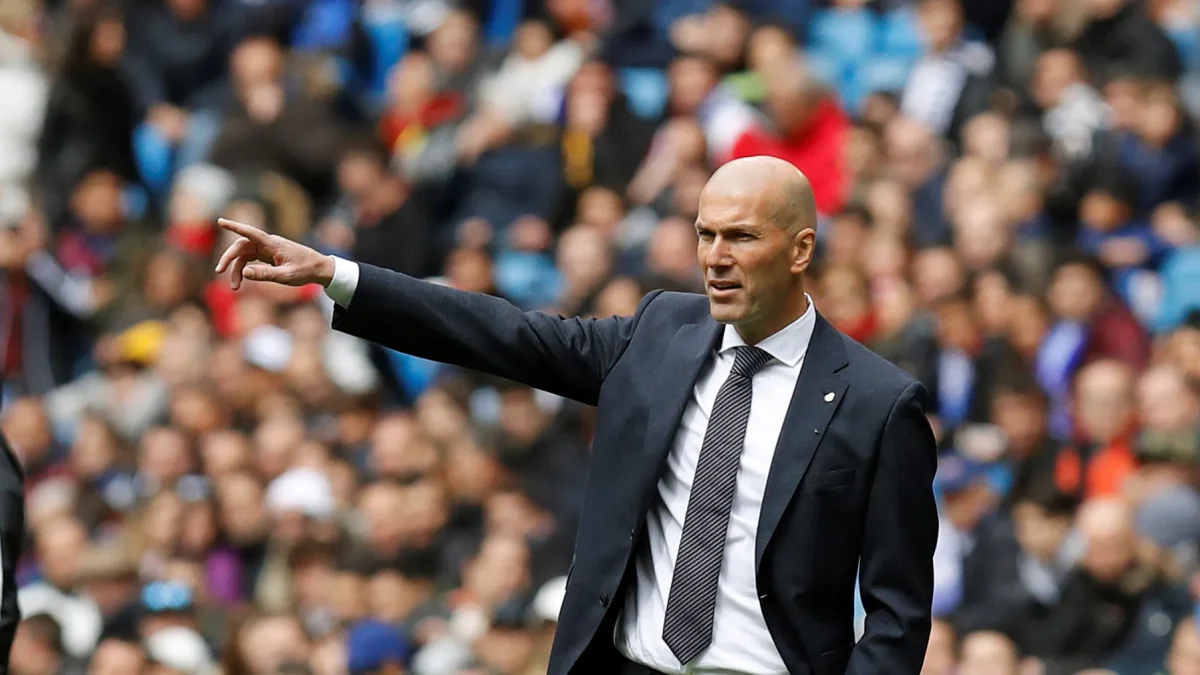 Zinedine Zidane, cuando estaba al frente del banquillo del Real Madrid, durante un partido.