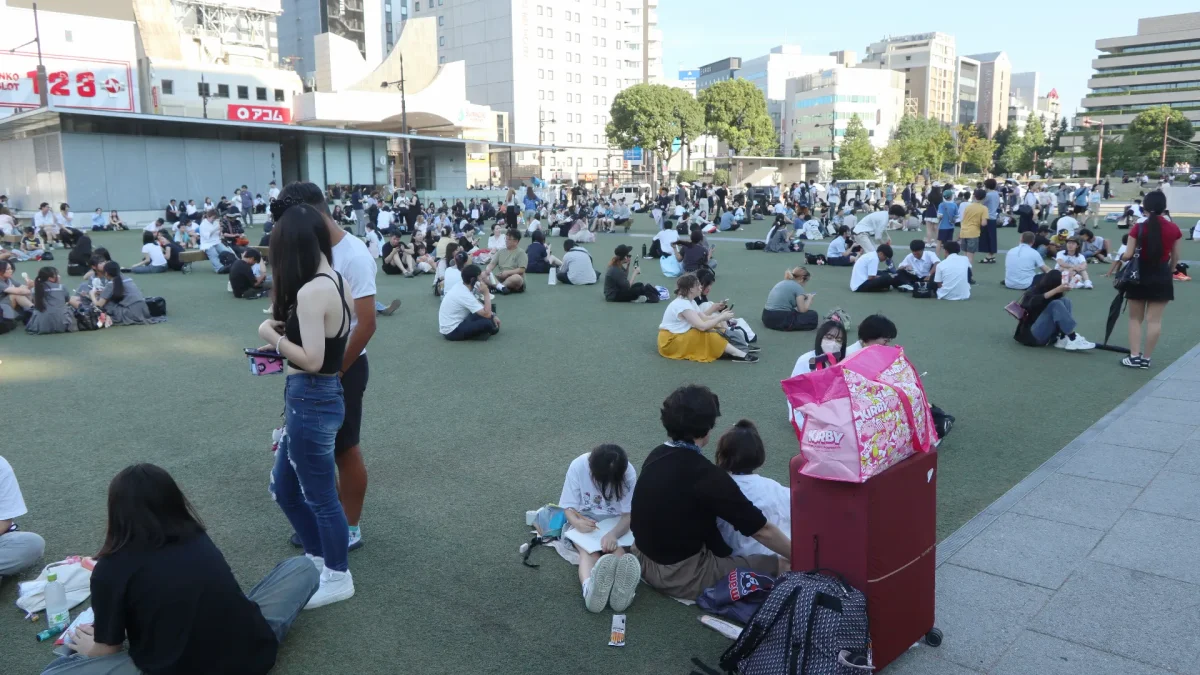 Varias personas se congregan frente a un edificio tras un potente terremoto en la ciudad de Kumamoto, Japón, el 28 de julio de 2026.