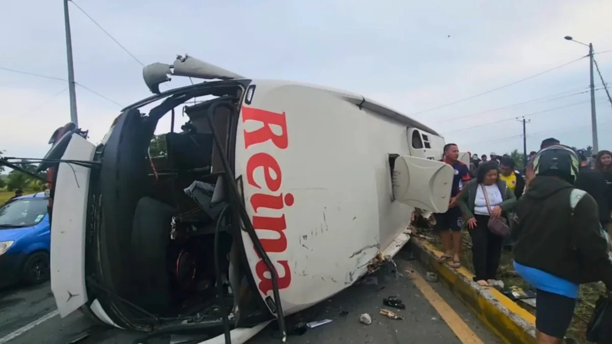 El siniestro de tránsito del bus ocurrió a la altura del redondel en Lomas de Sargentillo.