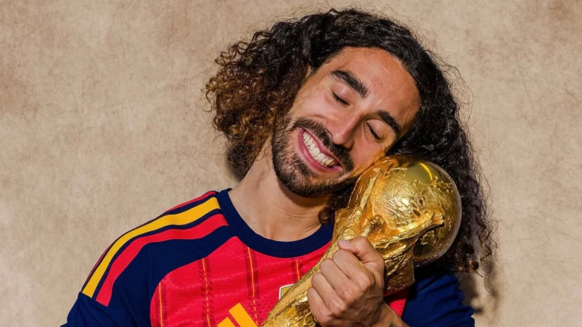 Marc Cucurella celebra con el trofeo tras la conquista del Mundial.