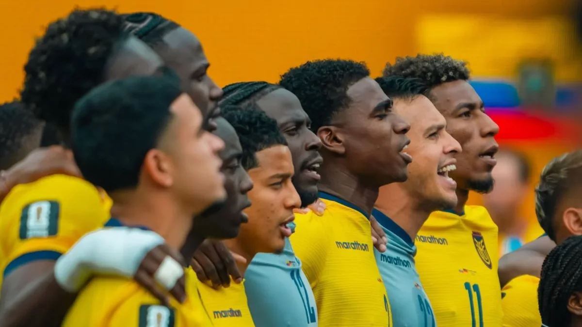 Kevin Rodríguez (der.) junto a sus compañeros de la selección de Ecuador antes de un partido del Mundial 2026.