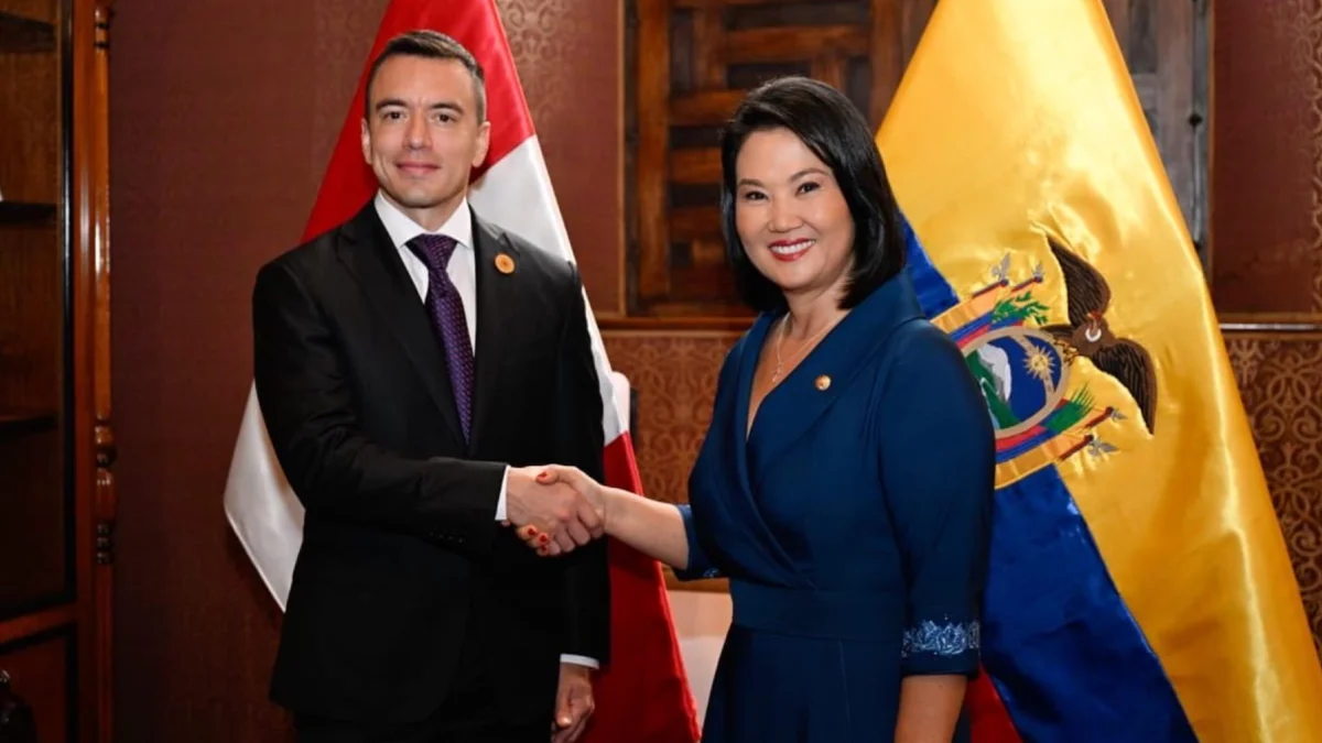 Daniel Noboa y Keiko Fujimori estrechan manos en Lima durante el acuerdo binacional.