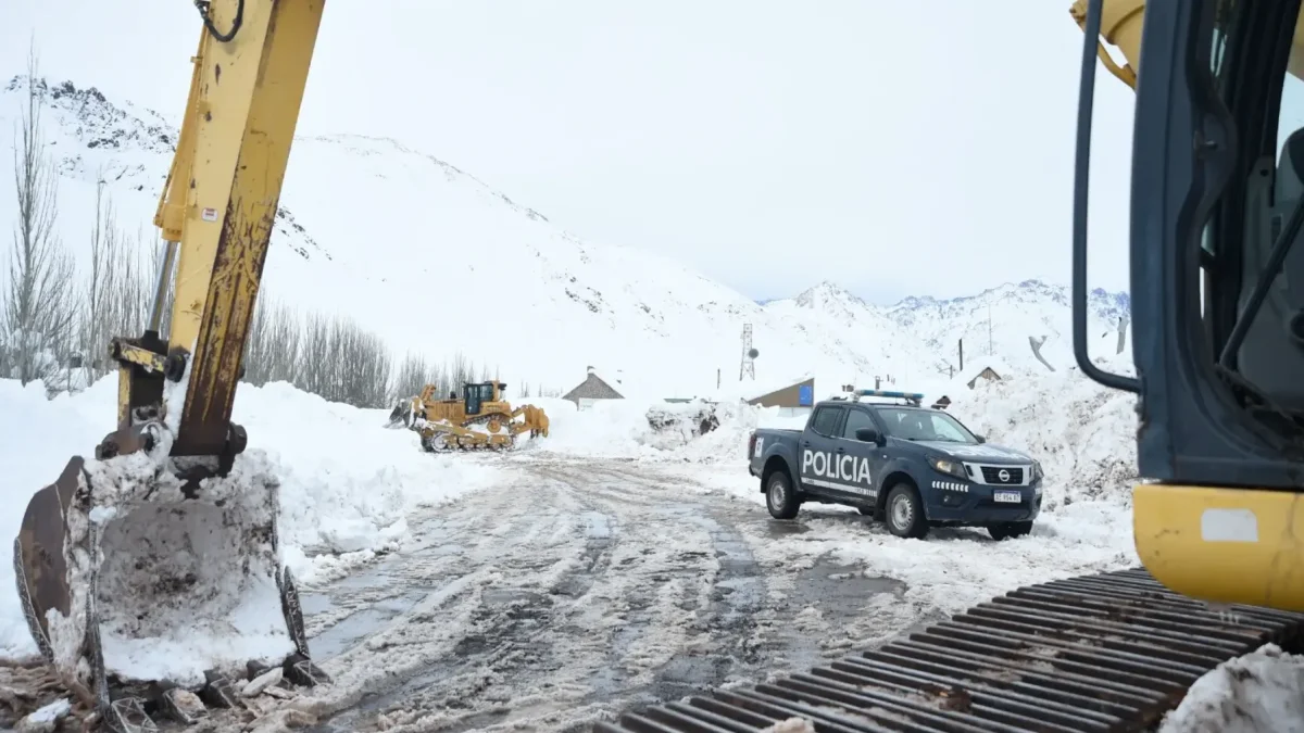 Trabajadores gubernamentales y agentes de policía despejan una carretera afectada en la frontera entre Argentina y Chile, el 26 de julio de 2026.