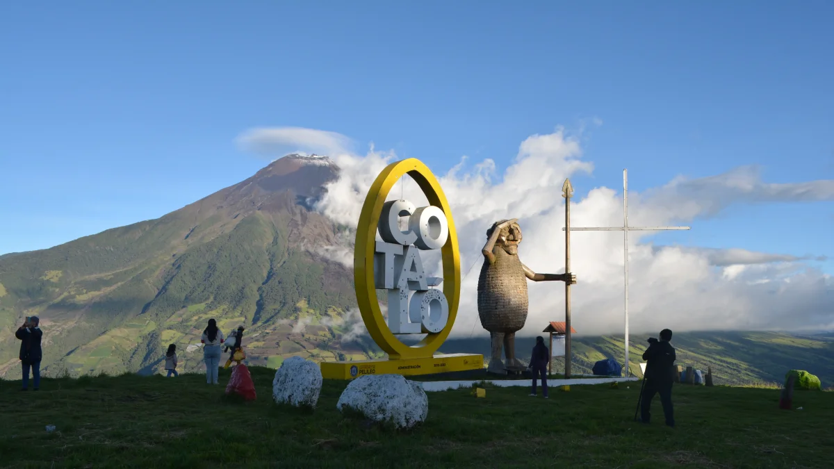 Desde el mirador de Cotaló, en Pelileo, el volcán Tungurahua domina el paisaje. El coloso durante años representó una amenaza para las comunidades.