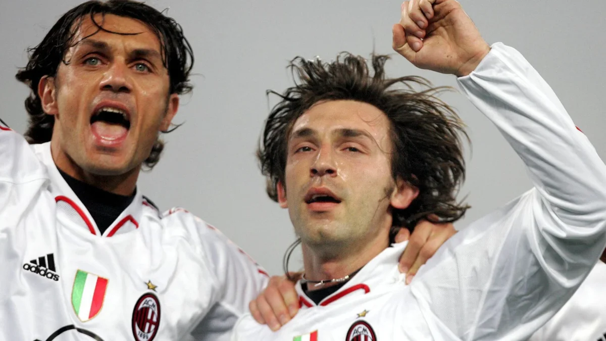 Paolo Maldini junto a Andrea Pirlo durante un partido con el AC Milan.