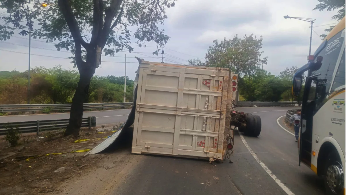 El siniestro vial se registró en la oreja vial que conecta vía a la costa y vía Perimetral.