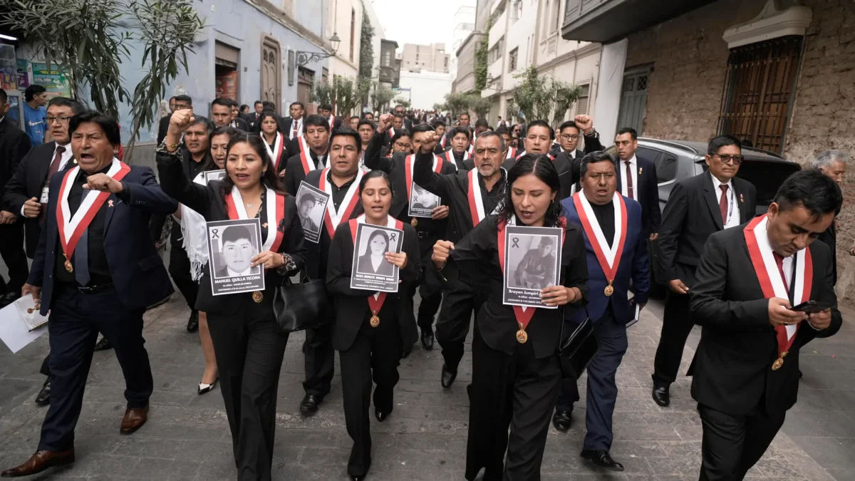 Congresistas de Perú sostienen carteles tras abandonar el Congreso segundos antes de que, Keiko Fujimori, iniciara su discurso a la nación, este martes, en Lima (Perú).