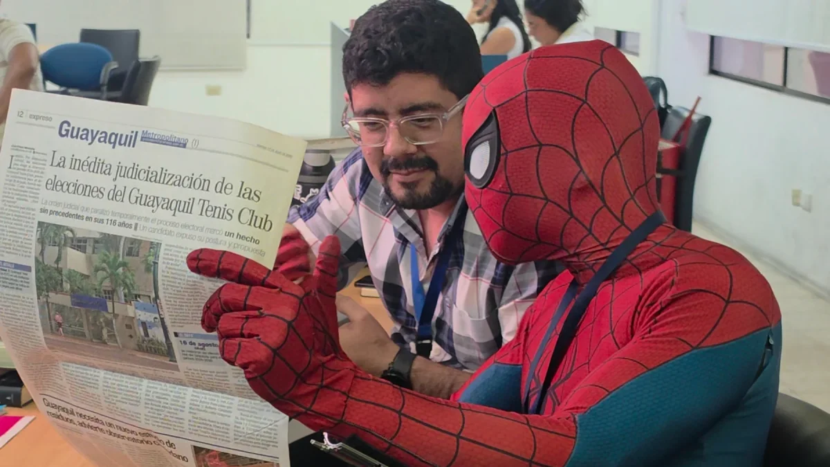 Spider-Man sorprendió con una visita a la redacción de EXPRESO antes del estreno de Spider-Man: Brand New Day.