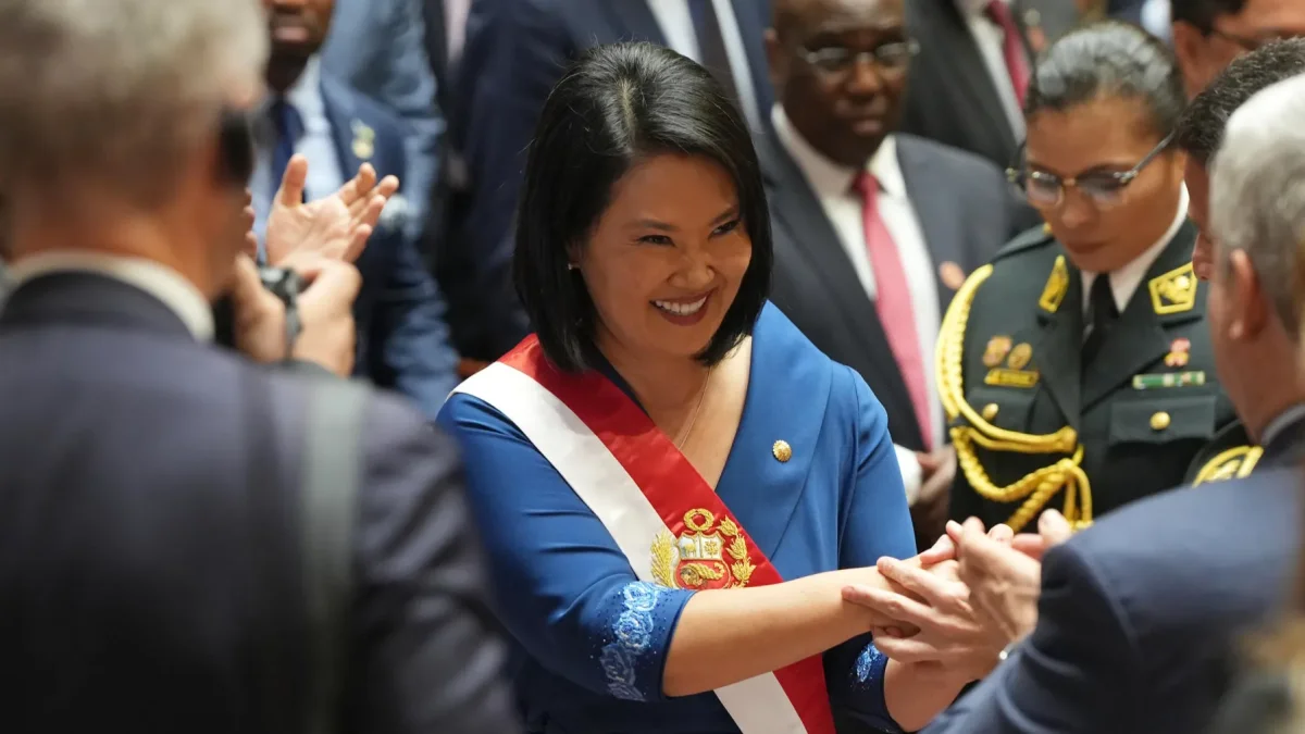 La presidenta de Perú, Keiko Fujimori, sale del Congreso tras posesionarse como presidenta de Perú para el quinquenio 2026-2031 este martes, en Lima (Perú).