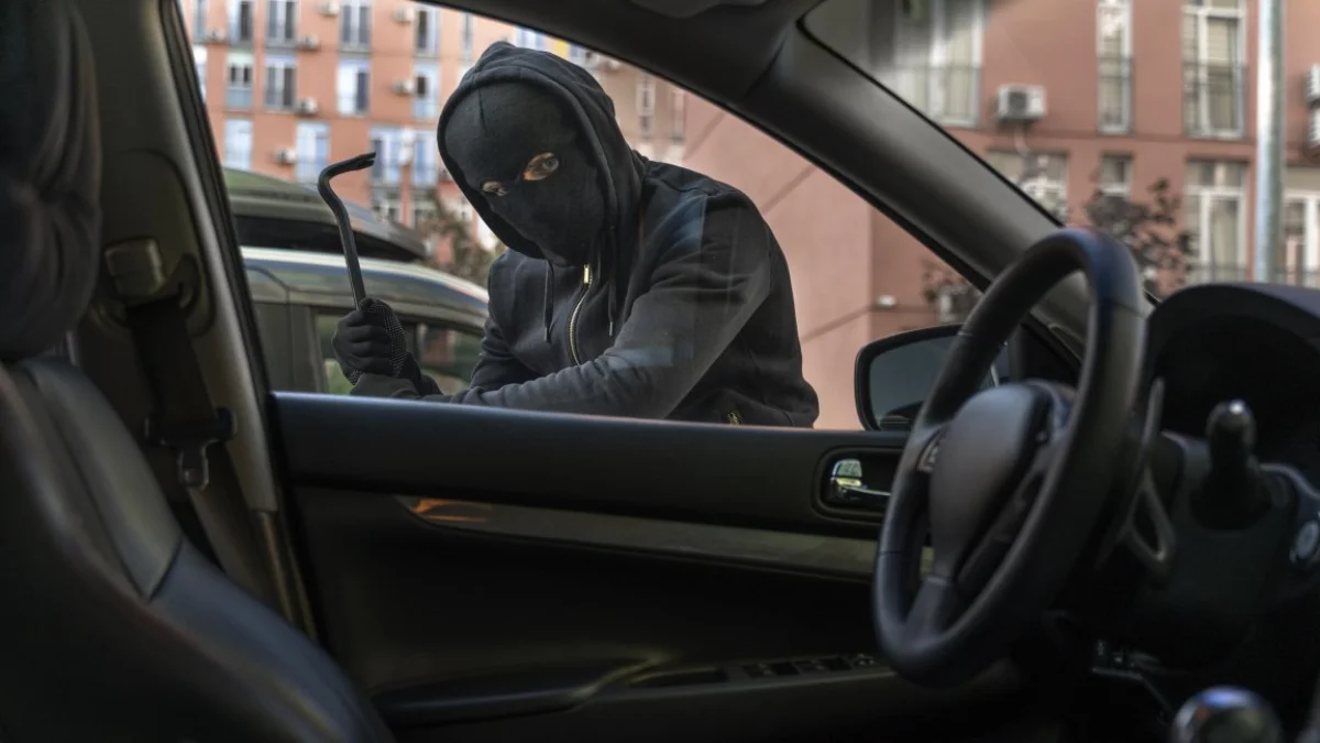 Referencial. El asaltante rompió el vidrio para sustraer las pertenencias.