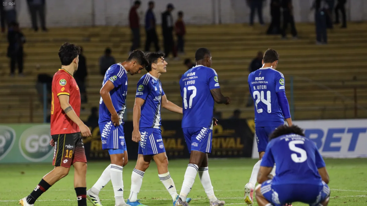 Deportivo Cuenca se impuso a Emelec en el estadio Alejandro Serrano Aguilar.