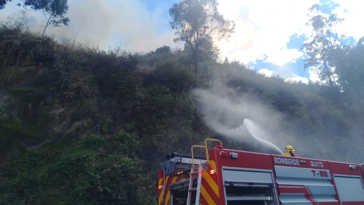 Bomberos atienden incendio en Conocoto y cierran la avenida Camilo Ponce Enríquez en ambos sentidos