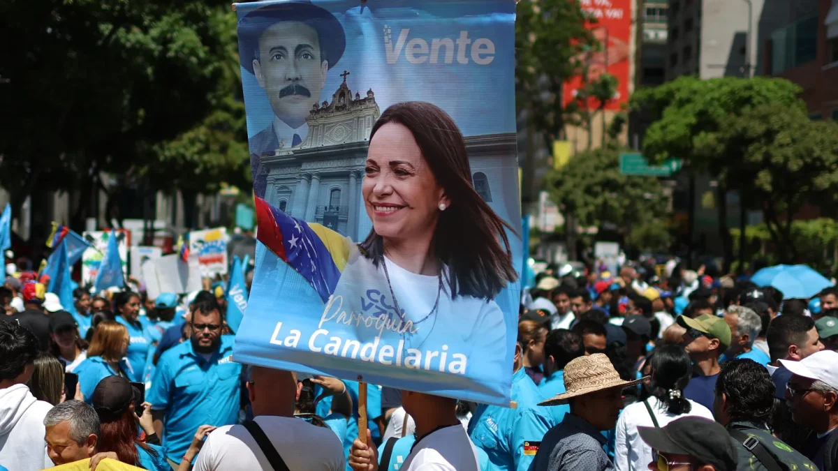 Una personas sostiene un cartel con la imagen de la premio nobel de la paz María Corina Machado este martes, durante una manifestación en Caracas (Venezuela).