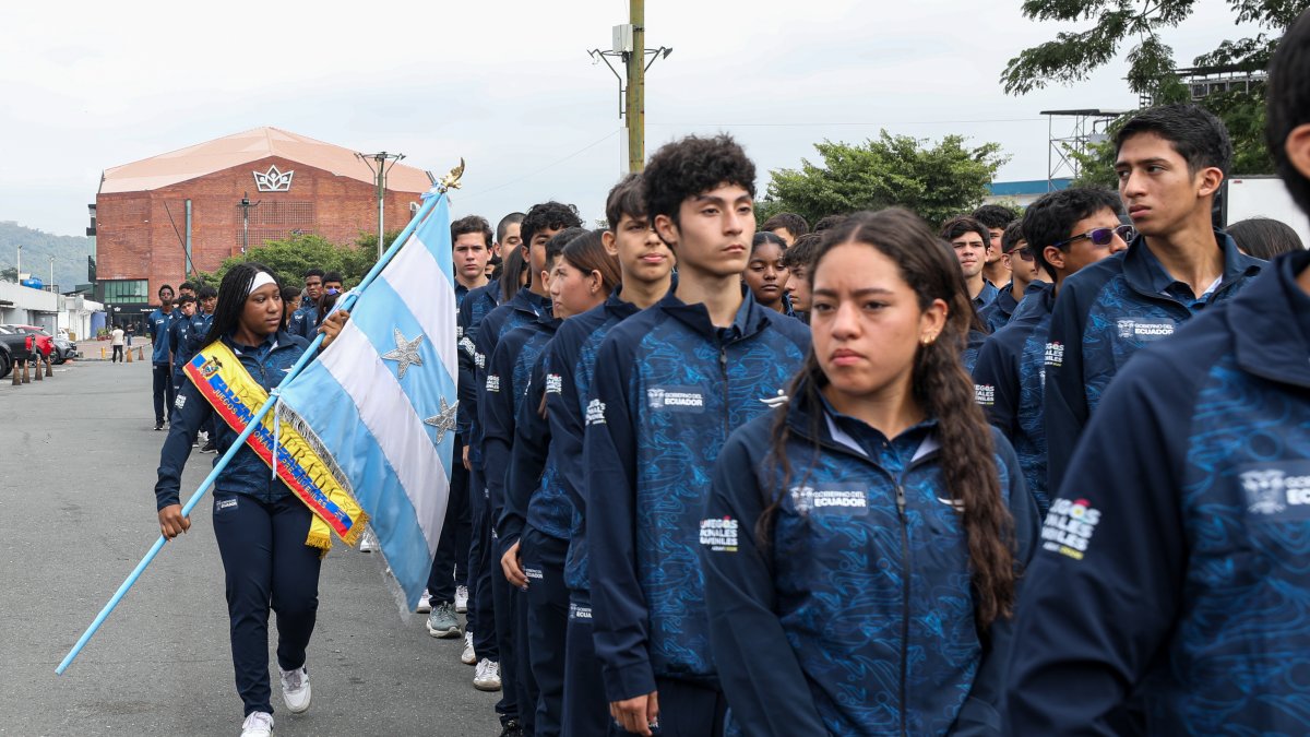 Iris Valencia, abanderada de Guayas, fue la encargada de cobijar este martes 28 de julio al equipo albiceleste como despedida, antes de los Juegos.