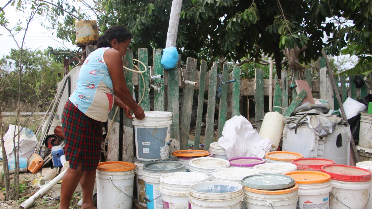 Al pie de las viviendas de los comuneros han ubicado baldes para abastecerse de líquido en los momentos en que les llega el agua a las llaves