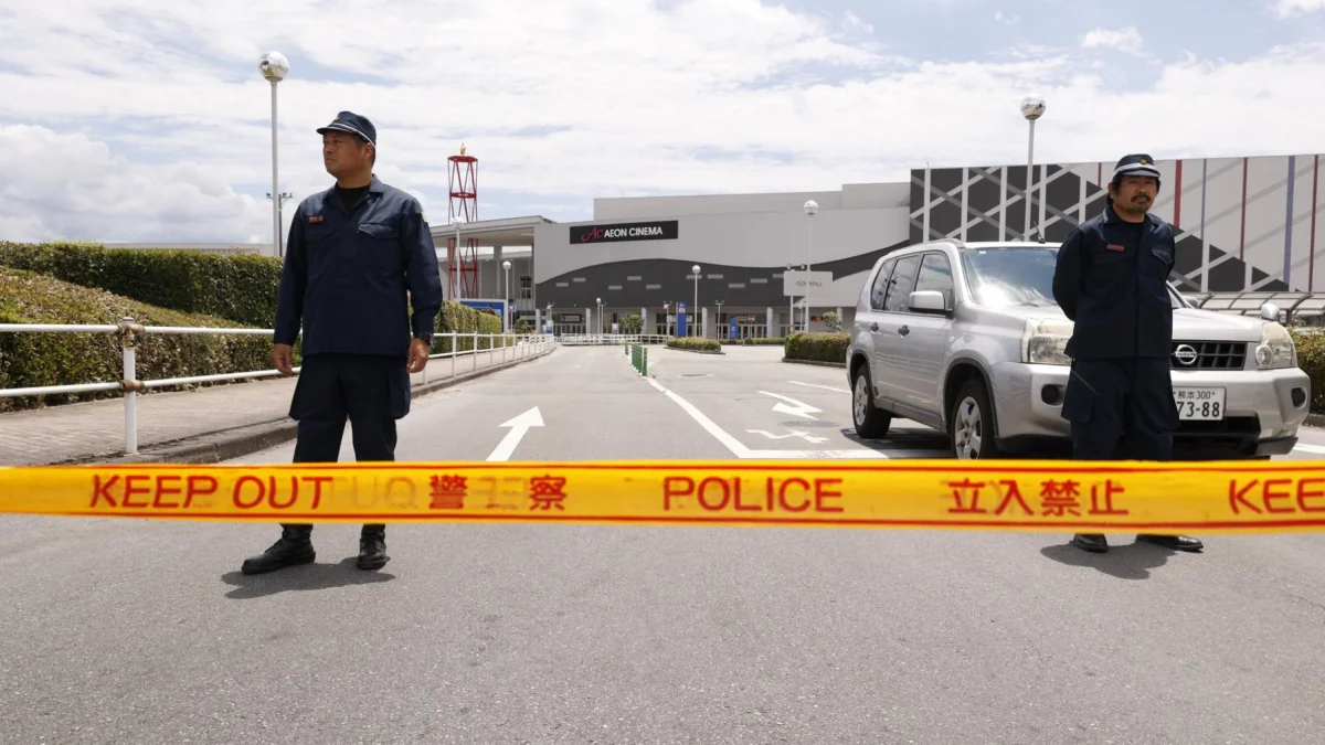 Agentes de policía resguardan el acceso al centro comercial en Kumamoto tras el sismo en Japón.