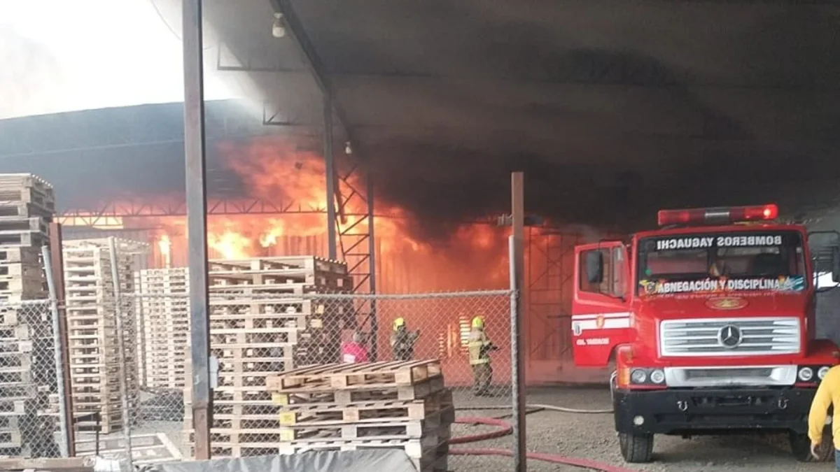 Bomberos de Durán intentan controlar las llamas en el interior de la bodega.