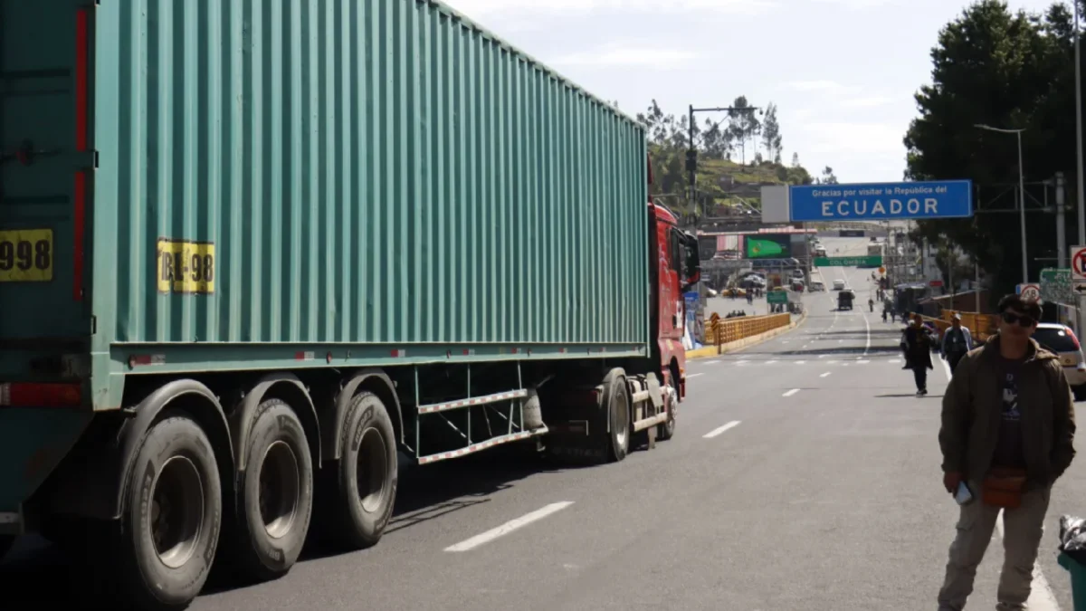 ese a la derogación de la exigencia de cambio de tractocamión, ningún vehículo ecuatoriano ha cruzado hacia el interior de Colombia.