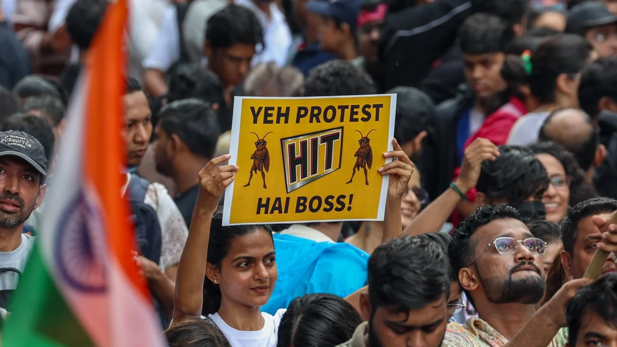 Jóvenes manifestantes en India exhiben carteles creativos durante la protesta que derivó en la renuncia ministerial