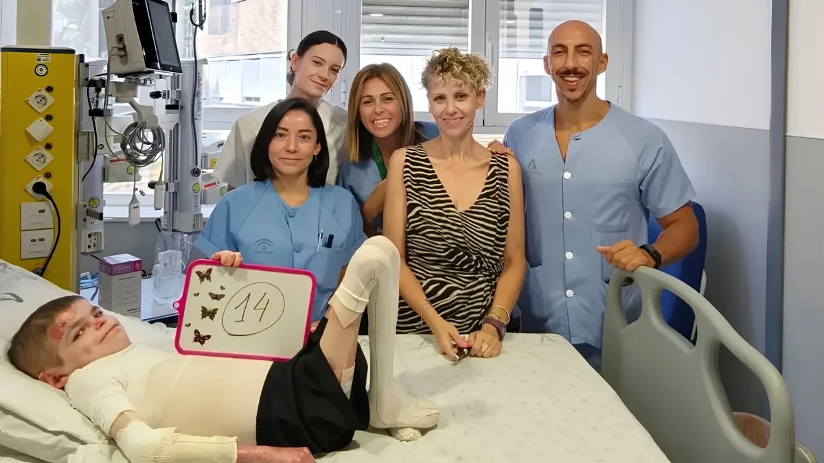 Leo, acompañado por médicos y familiares, celebra un nuevo avance en su tratamiento contra la piel de mariposa.