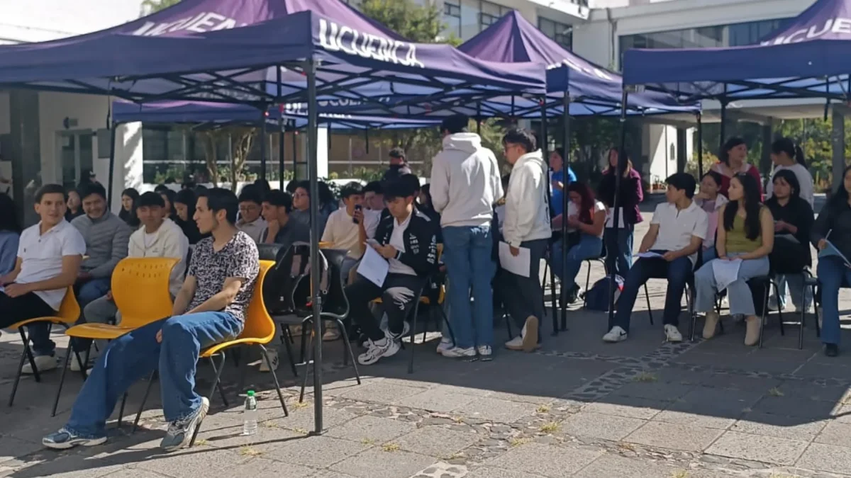 Estudiantes aspiran a uno de los cupos a la Universidad de Cuenca.
