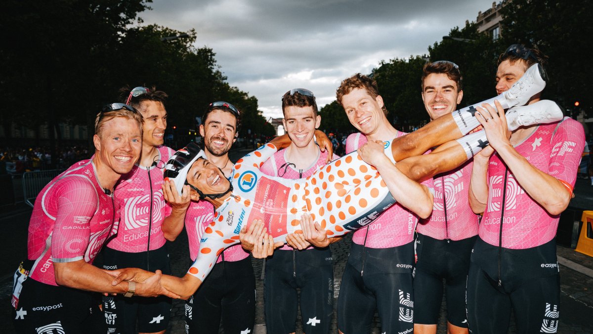 El ciclista ecuatoriano Richard Carapaz cargado en brazos por todos los compañeros de su equipo.