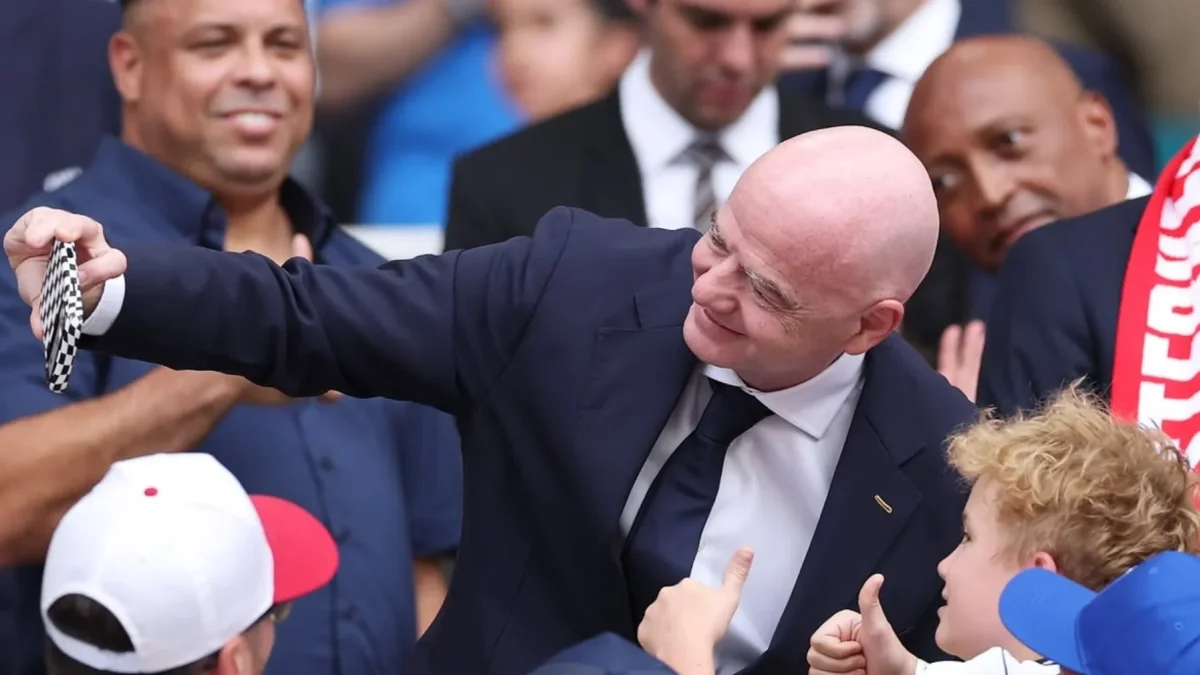 Gianni Infantino, presidente de la FIFA, posa junto a aficionados durante el Mundial 2026.