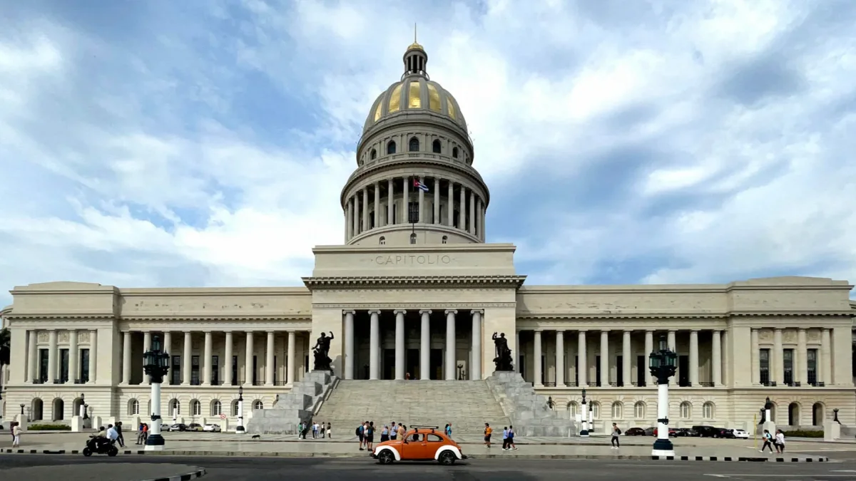 Fotografía de archivo del 24 de marzo de 2024 del Capitolio en La Habana (Cuba).