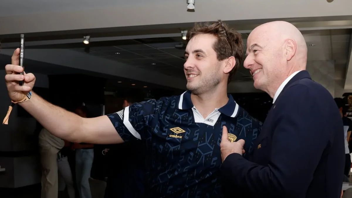 Gianni Infantino interactúa con aficionados durante una actividad del Mundial de la FIFA 2026.