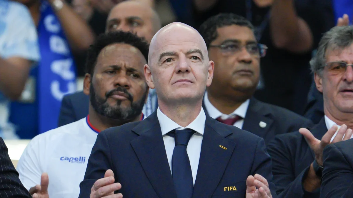 Imagen en la que puede verse al presidente de la FIFA, Gianni Infantino, durante un partido del Mundial de Estados Unidos, México y Canadá.