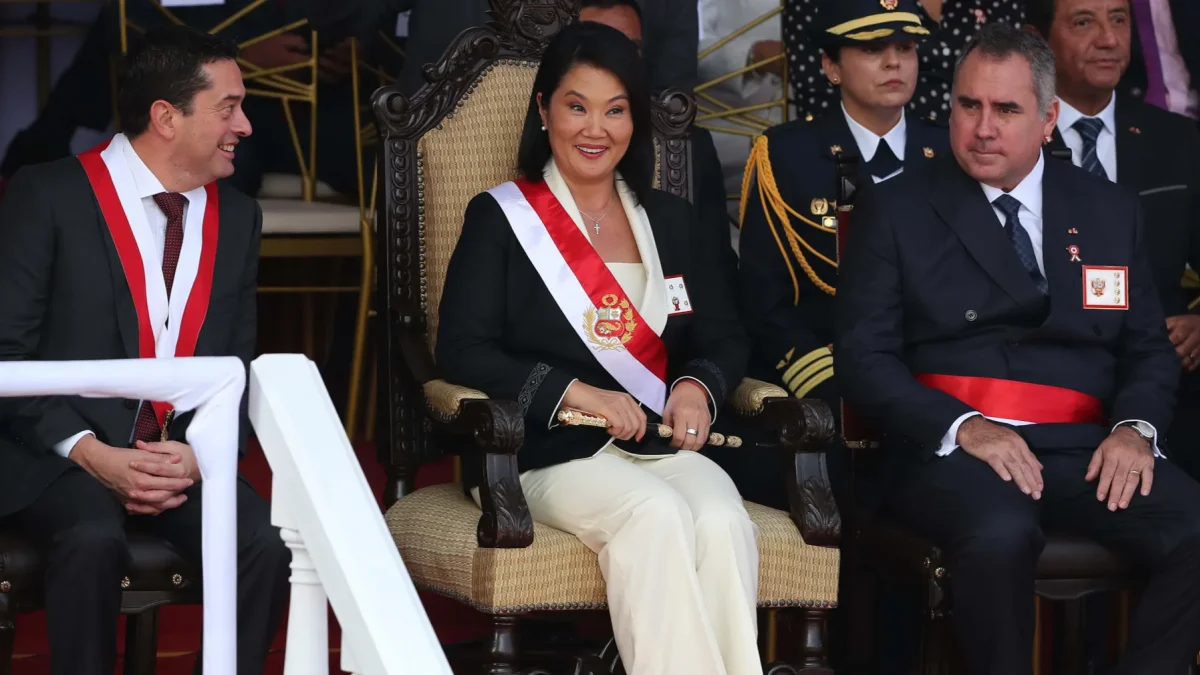 La presidenta del Perú, Keiko Fujimori (c), asiste al tradicional desfile cívico-militar con motivo de los 205 años de la independencia de Perú este miércoles, en Lima (Perú).