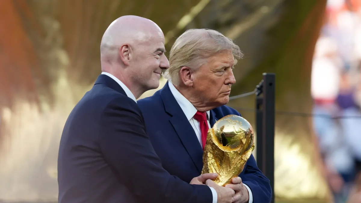 Imagen en la que puede verse al presidente de la FIFA, Gianni Infantino (i), y al presidente de Estados Unidos, Donald Trump (c), con el trofeo del Mundial de la FIFA 2026.