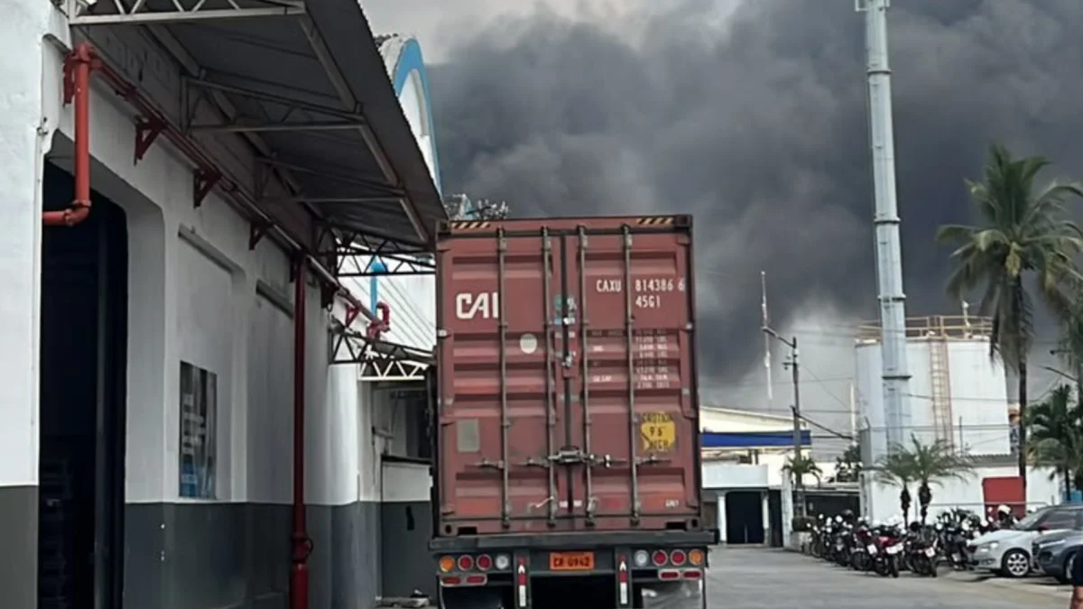 La columna de humo fue reportada en redes sociales por los moradores de la zona.