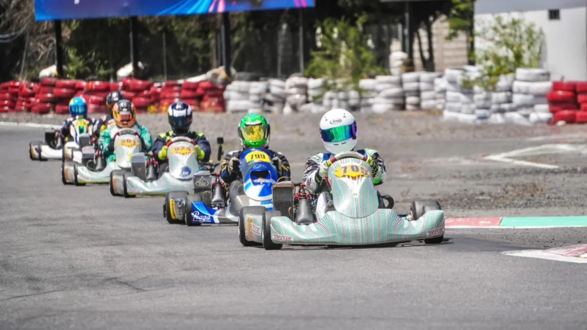 Pilotos compiten durante una jornada del Torneo Provincial de Karting en el Kartódromo Internacional de Guayaquil.