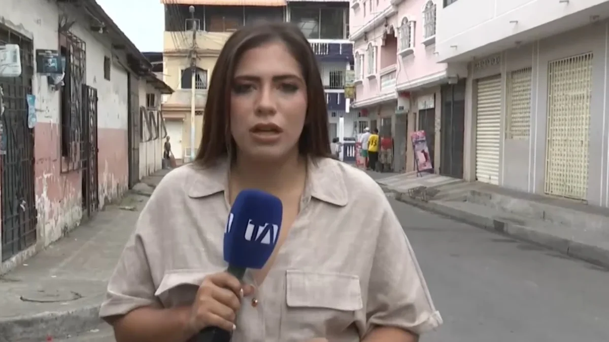 Paula Kuhn, reportera de Teleamazonas, durante la transmisión en vivo.