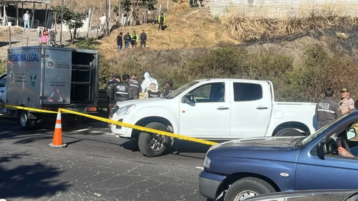 Policía Nacional acordonó la avenida Simón Bolívar tras el hallazgo del cuerpo. La investigación busca identificar a la víctima y esclarecer el crimen.