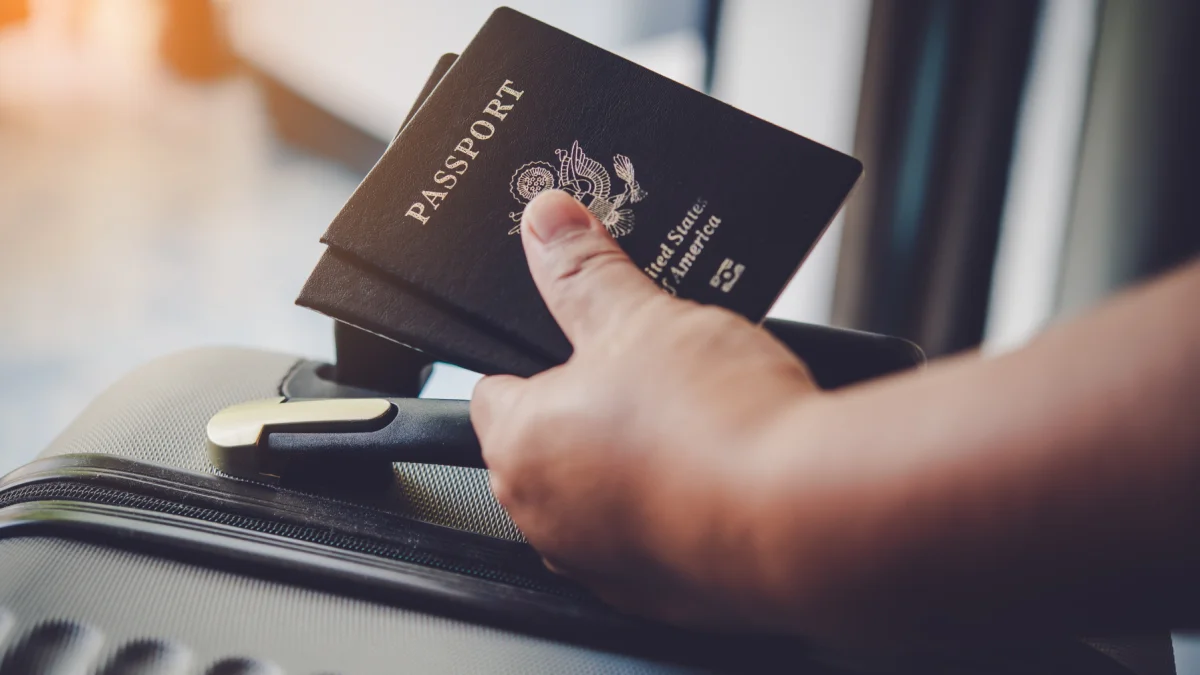 Pasaporte sobre una maleta, símbolo del documento que en Ecuador tiene un costo definido en 2026.
